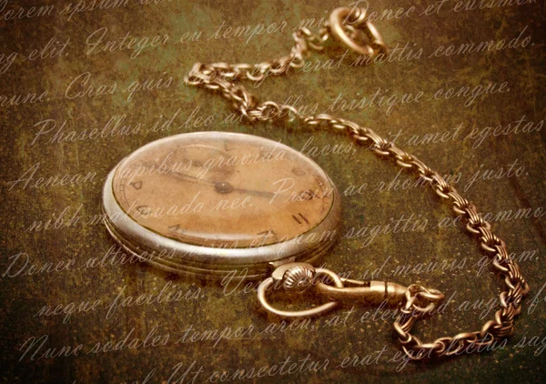 Reloj viejo con cadena que miente en la superficie verde áspera —  Fotos de Stock