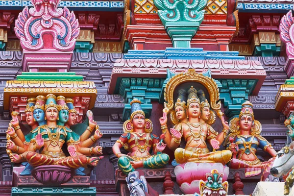 Esculturas en la torre del templo hindú —  Fotos de Stock