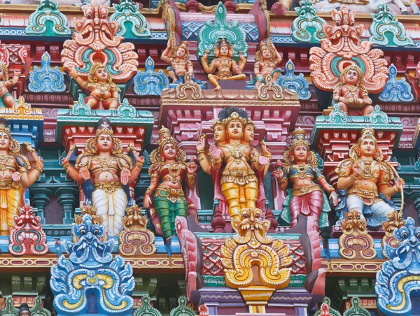 Esculturas en la torre del templo hindú — Foto de Stock