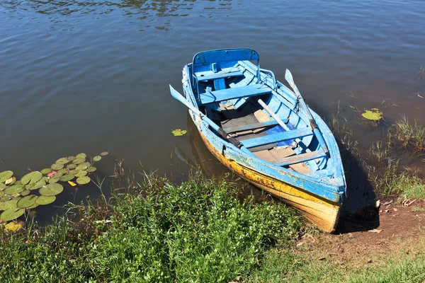 Barco en lago —  Fotos de Stock