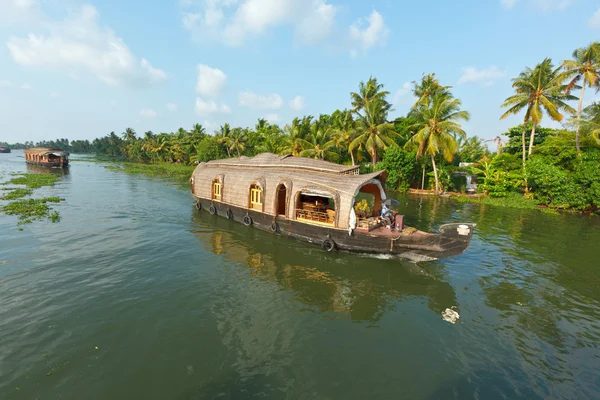 Casa flotante en Kerala remansos, India — Foto de Stock