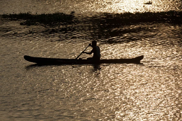 Człowiek w łodzi. Rozlewiska Kerali, Indie — Zdjęcie stockowe