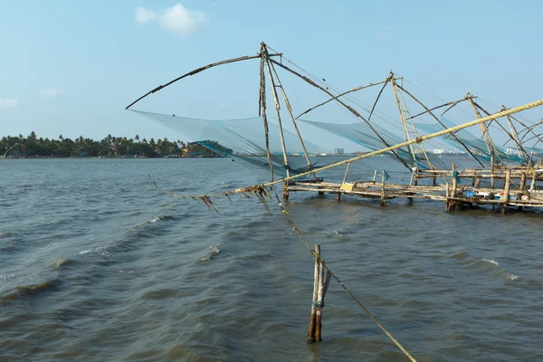Redes de pesca chinesas ao pôr-do-sol. Kochi, Kerala, Índia — Fotografia de Stock