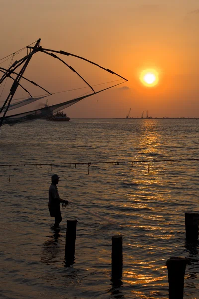Fisherman and chinese fishnets on sunset. Kochi, Kerala, India — Stock Photo, Image