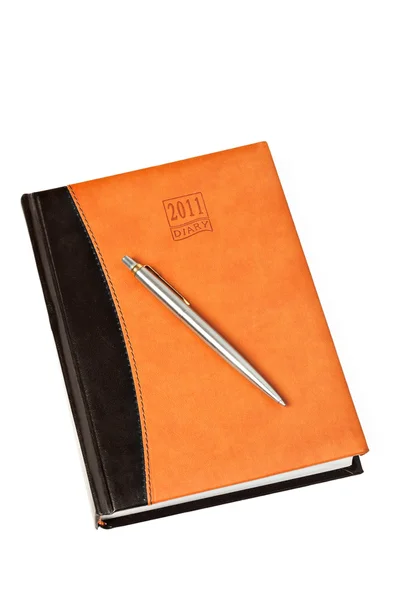 日记和孤立的桌上的钢笔 — 图库照片