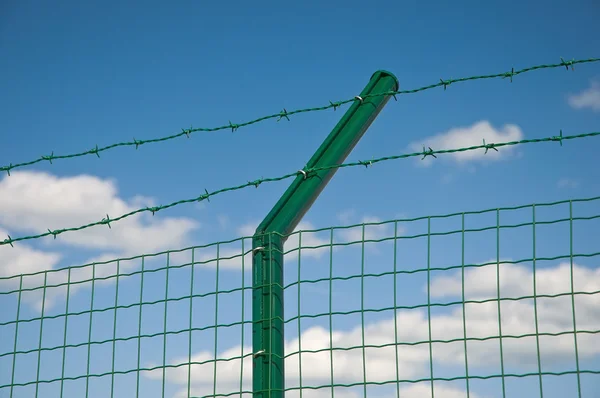 Kerítés szögesdróttal egy rács — Stock Fotó