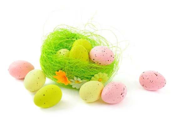 Декоративное пасхальное гнездо с яйцами — стоковое фото