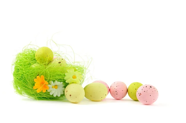 Ninho de Páscoa decorativo com ovos — Fotografia de Stock