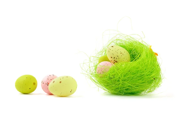 Dekorativní velikonoční hnízdo s vejci — Stock fotografie