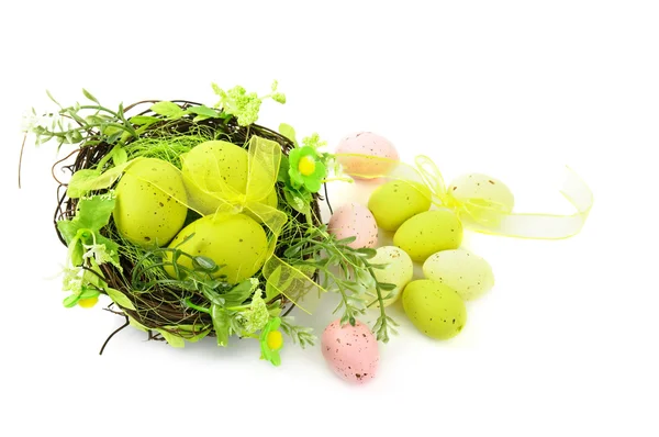Декоративное пасхальное гнездо с яйцами — стоковое фото