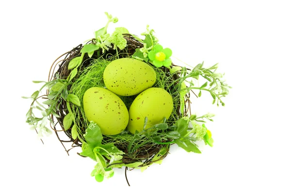 Koristeellinen pääsiäispesä munilla — kuvapankkivalokuva