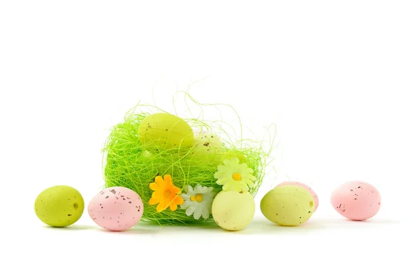 Ninho de Páscoa decorativo com ovos — Fotografia de Stock