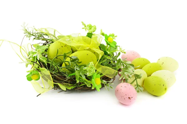 Ozdobny Wielkanoc gniazdo z jajami — Zdjęcie stockowe