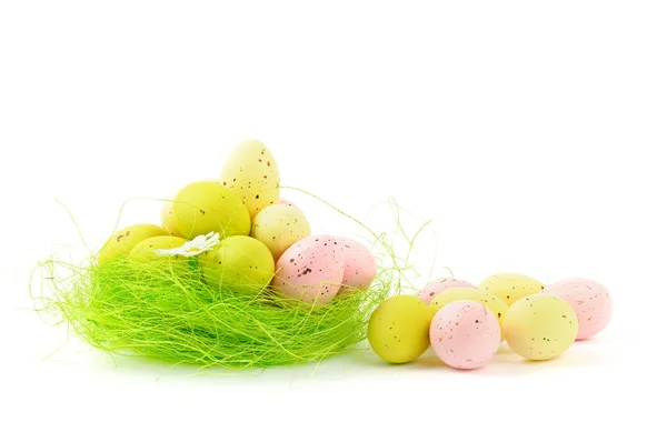 Nido pasquale decorativo con uova — Foto Stock