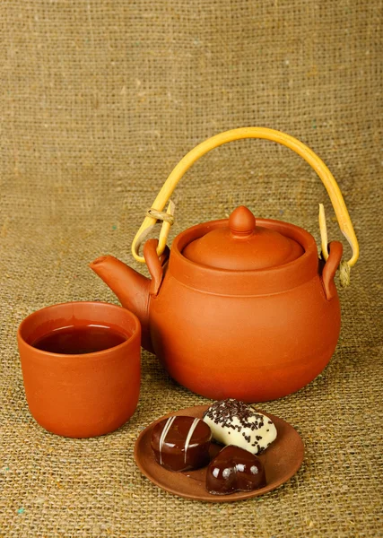 Teekanne aus Ton mit Süßigkeiten — Stockfoto