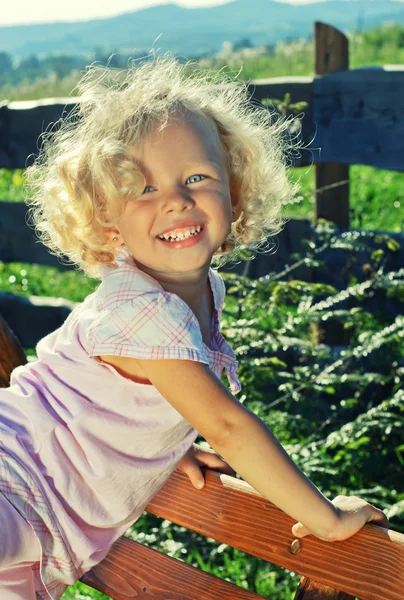 Pequena menina encaracolada — Fotografia de Stock