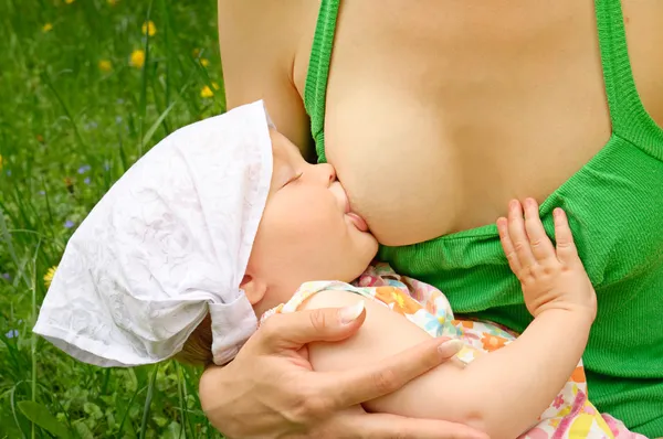 Mãe alimentando seu bebê — Fotografia de Stock