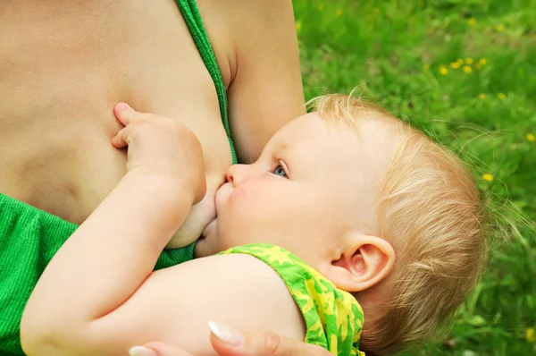 Madre che nutre il suo bambino — Foto Stock