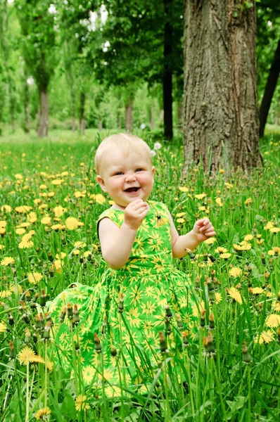 Retrato al aire libre de una linda niña — Foto de Stock