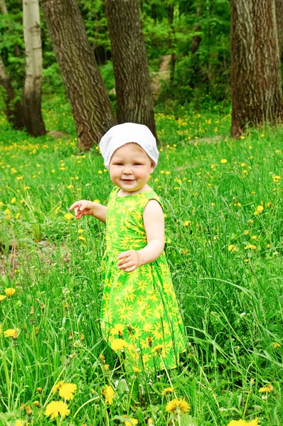 Outdoor Portret van een schattig klein meisje — Stockfoto