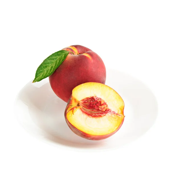 Одиночний свіжий стиглий персик на страві — стокове фото