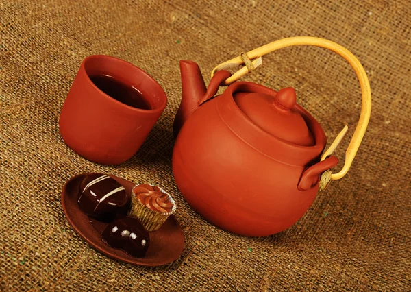 Agyag teáskanna édességek — Stock Fotó