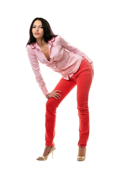 Jovem morena brincalhona em jeans vermelhos — Fotografia de Stock
