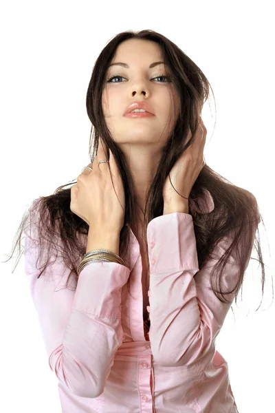 Портрет красивой молодой женщины в розовой рубашке — стоковое фото