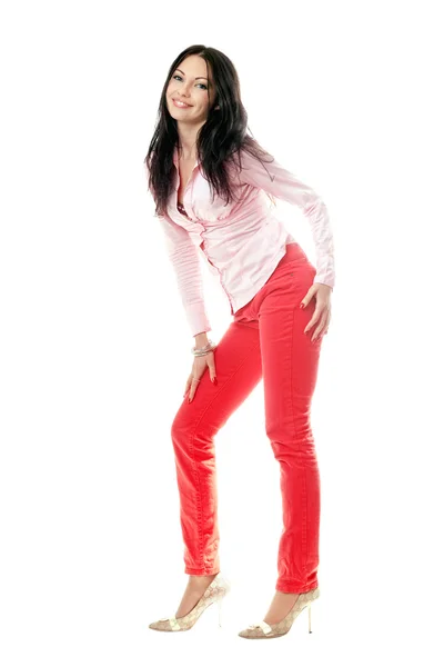 Morena sorridente em jeans vermelhos — Fotografia de Stock
