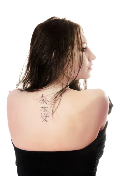 Tetování na mladé kavkazské ženy — Stock fotografie