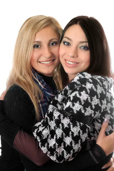 Portret van twee mooie meisjes omarmen — Stockfoto