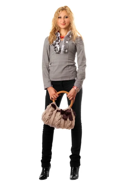 Lekfull ung blondin med en handväska — Stockfoto