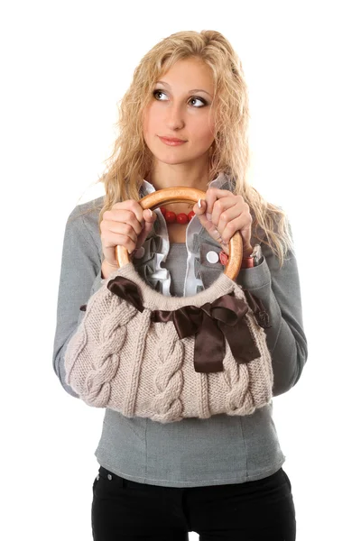 Portrét atraktivní blondýnka s kabelka — Stock fotografie