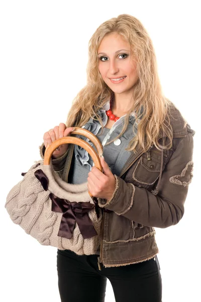 Портрет усміхненої молодої блондинки з сумкою — стокове фото