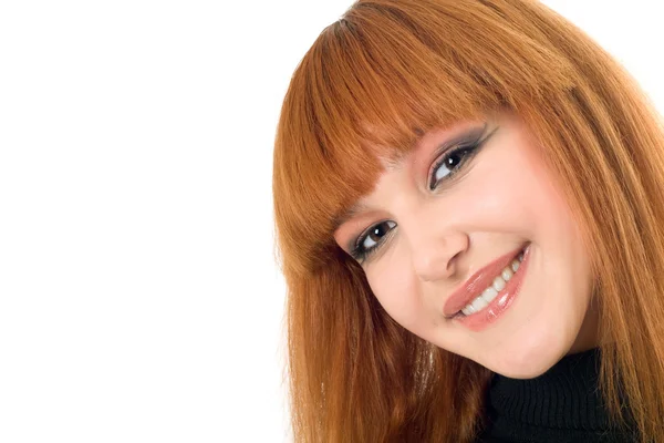 A vonzó mosolygós vörös hajú nő portréja — Stock Fotó