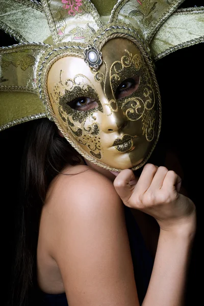 Giovane donna in maschera veneziana — Foto Stock