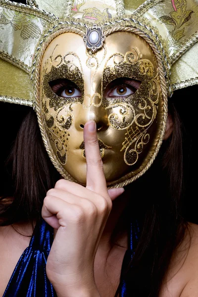 Jovem mulher em uma máscara veneziana — Fotografia de Stock
