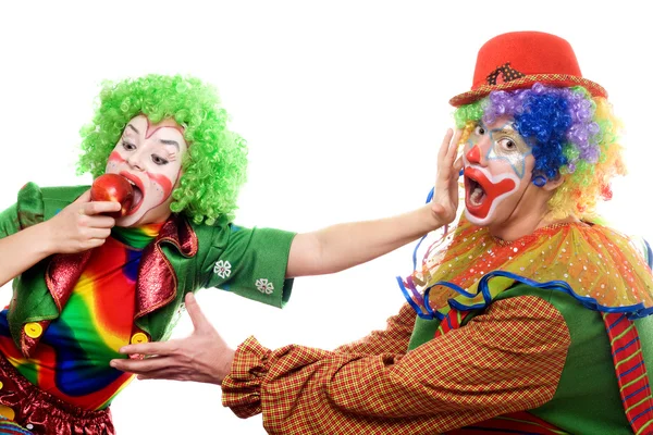 Les clowns se battent pour une pomme — Photo