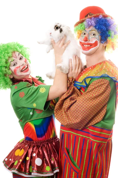 Twee speelse clown met een wit konijn — Stockfoto
