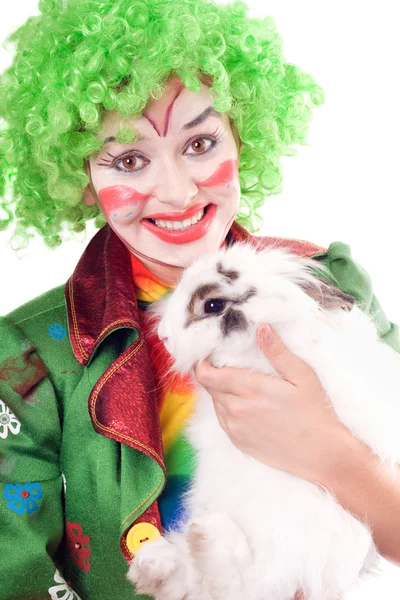 Kvinnlig clown med en vit kanin — Stockfoto