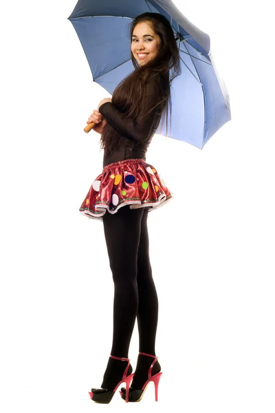 Speelse jonge vrouw met paraplu — Stockfoto