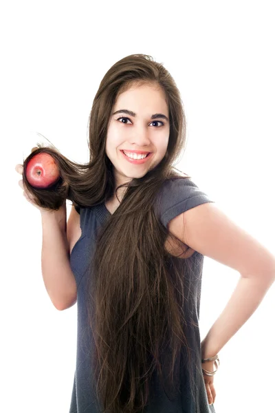 Улыбающаяся девушка с яблоком — стоковое фото