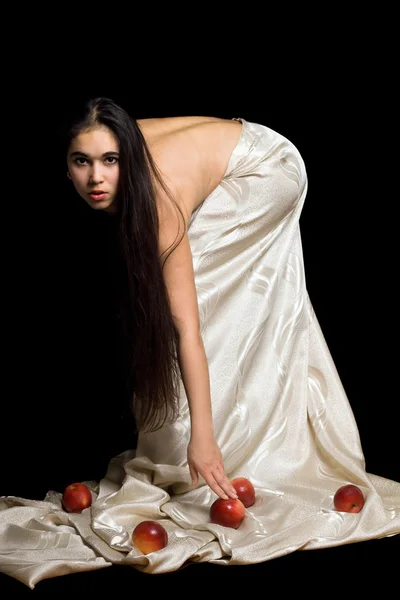 Linda morena com maçãs — Fotografia de Stock