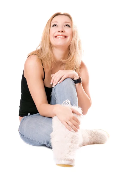 Усміхнена блондинка в білих пухнастих чоботях — стокове фото