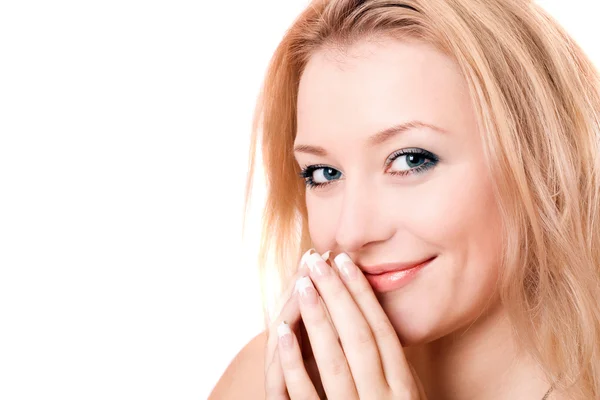 Närbild porträtt av en leende ung blondin — Stockfoto