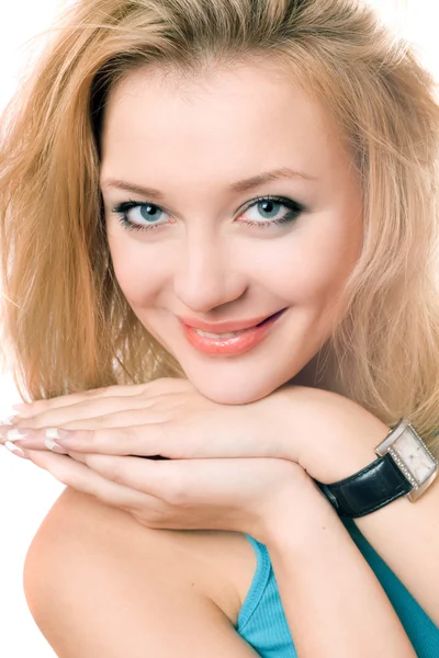 Крупним планом портрет усміхненої молодої блондинки — стокове фото