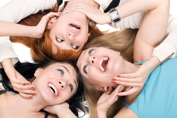 Три молодые улыбающиеся женщины — стоковое фото