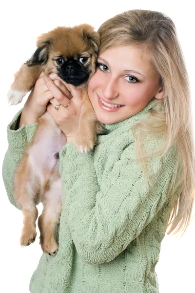 Молодая блондинка с щенком — стоковое фото