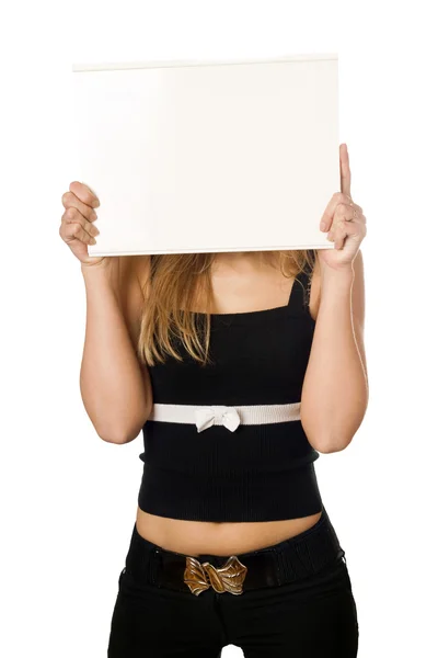 Vrouw die betrekking hebben op haar gezicht met wit bord — Stockfoto