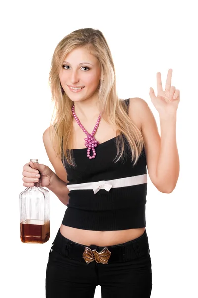 Молодая женщина позирует с бутылкой — стоковое фото